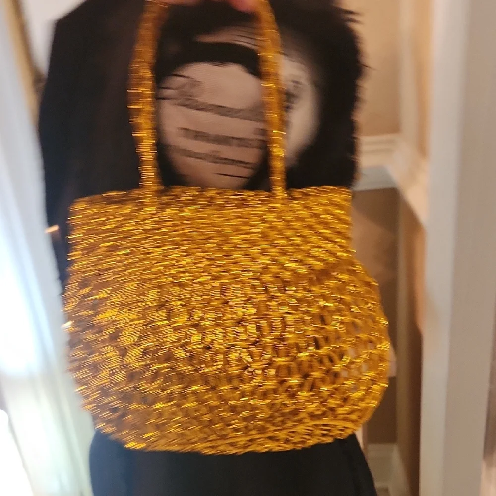 Elegant Gold Woven Women's Bag - Picture 9 of 17